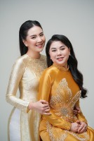 Diễn viên truyền hình và MC Mai Ngọc rạng rỡ bên mẹ với áo dài ngày 8/3