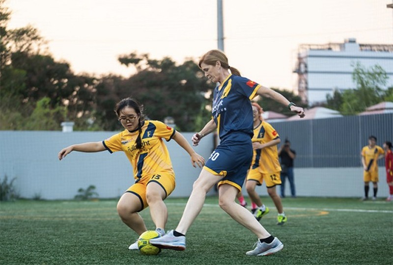 Bà Power tham gia giao lưu bóng đá cùng sinh viên Đại học Fulbright (Ảnh; TLS Hoa Kỳ)