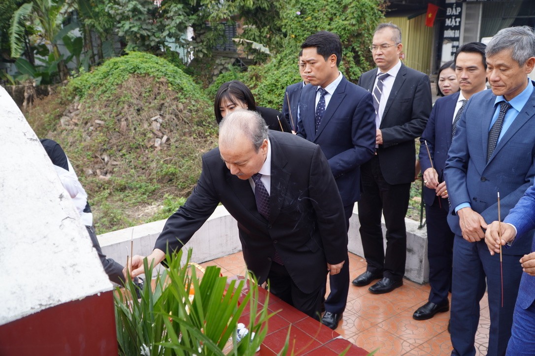 Lễ tưởng niệm các nhà báo Algeria, Việt Nam và phi hành đoàn hy sinh tại Việt Nam năm 1974. (Ảnh: Việt Nguyễn)