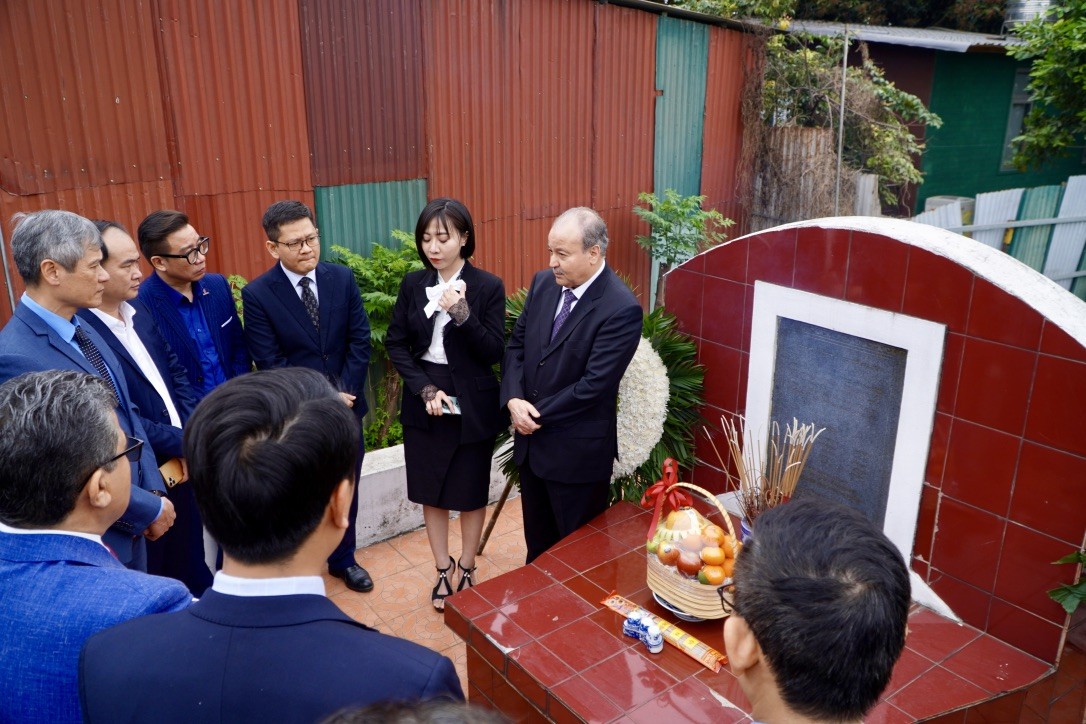 Lễ tưởng niệm các nhà báo Algeria, Việt Nam và phi hành đoàn hy sinh tại Việt Nam năm 1974. (Ảnh: Việt Nguyễn)