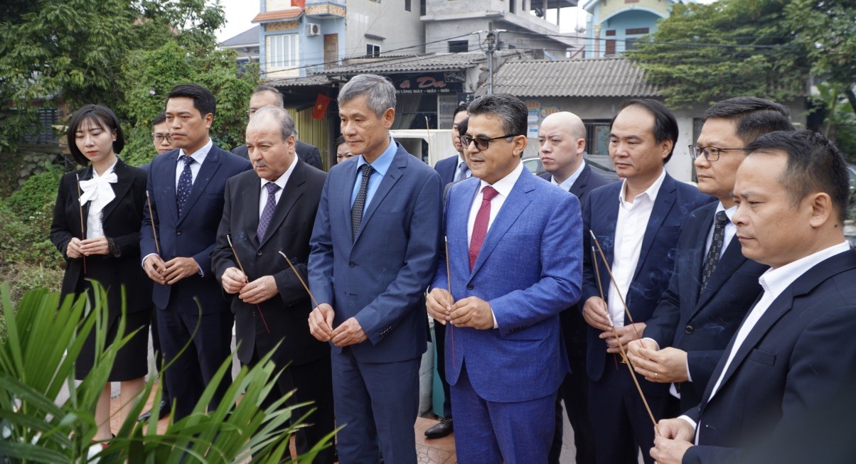 Lễ tưởng niệm các nhà báo Algeria, Việt Nam và phi hành đoàn hy sinh tại Việt Nam năm 1974. (Ảnh: Việt Nguyễn)