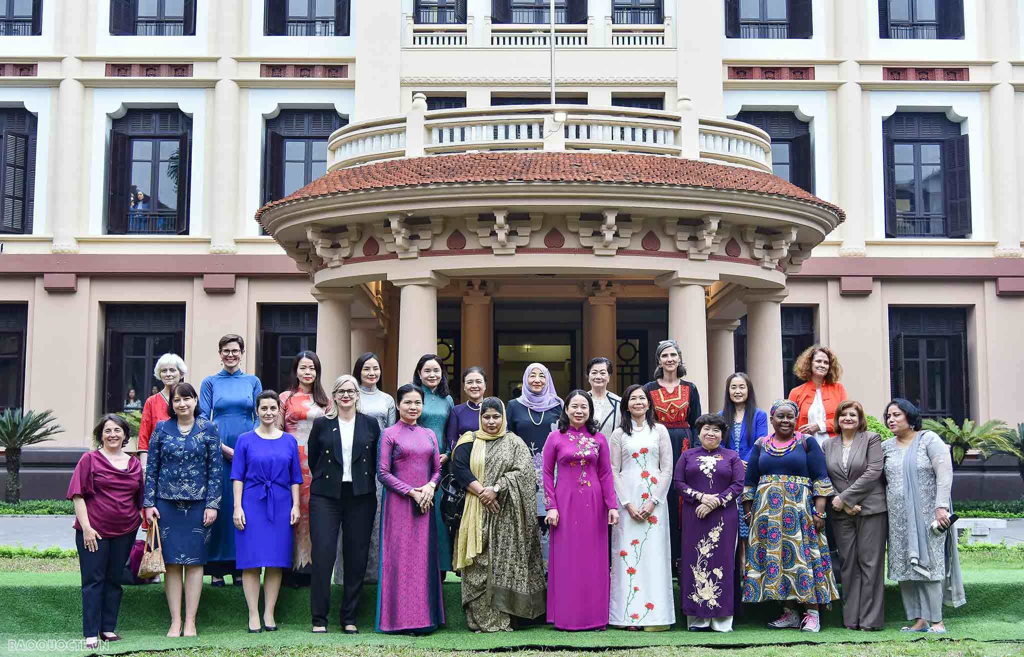 Phó Chủ tịch nước Võ Thị Ánh Xuân chủ trì tiệc trà mừng quốc tế Phụ nữ cho các nhà ngoại giao nữ nước ngoài