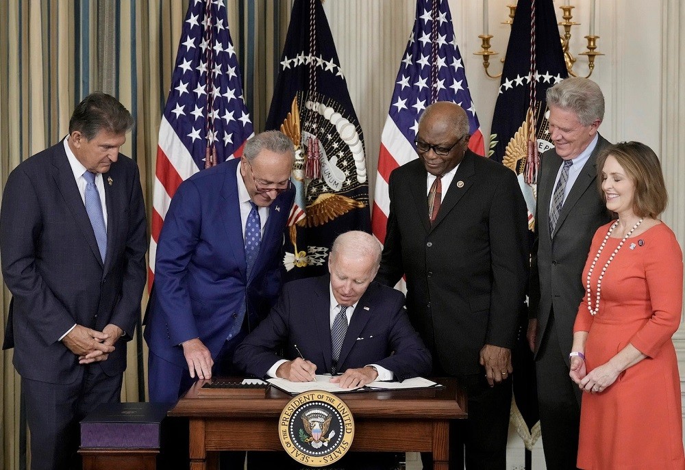 (03.09) Tổng thống Mỹ Joe Biden ký Đạo luật Giảm lạm phát ngày 16/8/2022. (Nguồn: Getty Images) (03.09) Tổng thống Mỹ Joe Biden ký Đạo luật Giảm lạm phát ngày 16/8/2022. (Nguồn: Getty Images)