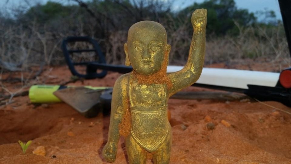 Australia phát hiện tượng Phật cổ bằng đồng của Trung Quốc trên bãi biển