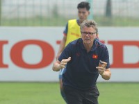 HLV Philippe Troussier không muốn so sánh với người tiền nhiệm Park Hang Seo