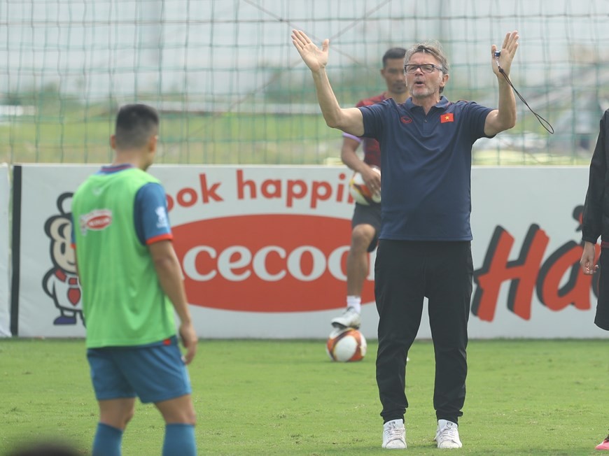 Toàn cảnh buổi tập của đội tuyển Việt Nam với Huấn luyện viên Philippe Troussier