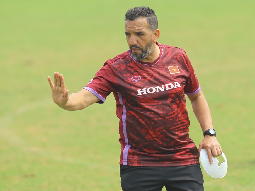 Toàn cảnh buổi tập của đội tuyển Việt Nam với Huấn luyện viên Philippe Troussier