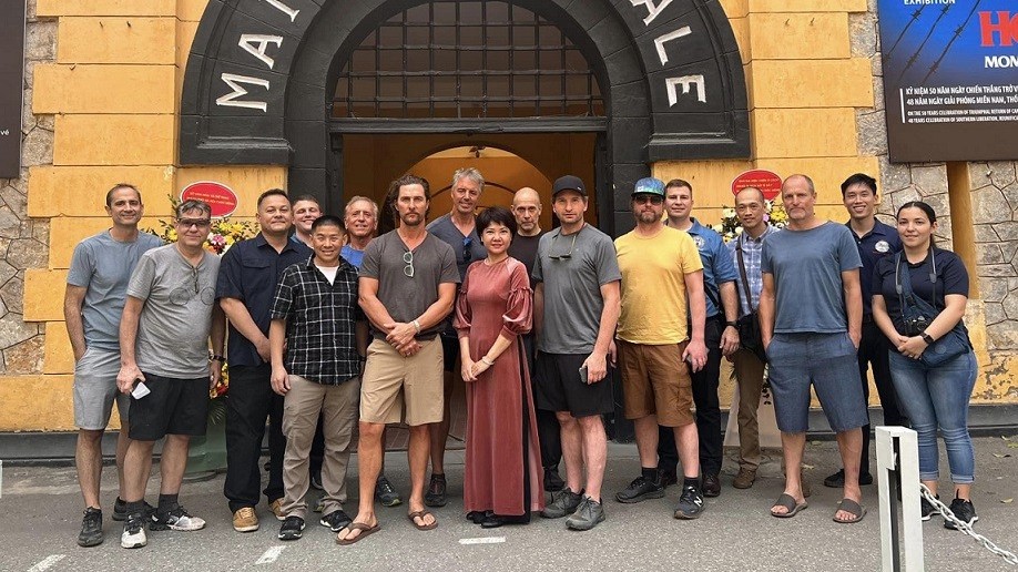 Hai ngôi sao đình đám Hollywood ăn mặc giản dị đến thăm Di tích Nhà tù Hoả Lò