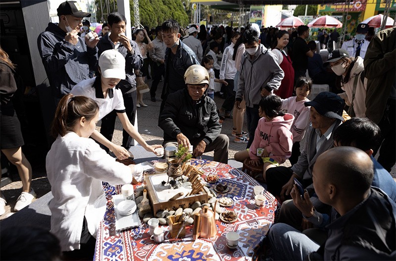 Không gian “hội tụ 3 nền văn minh cà phê thế giới” của Trung Nguyên Legend tại Hội chợ triển lãm Chuyên ngành cà phê thu hút đông đảo du khách trải nghiệm