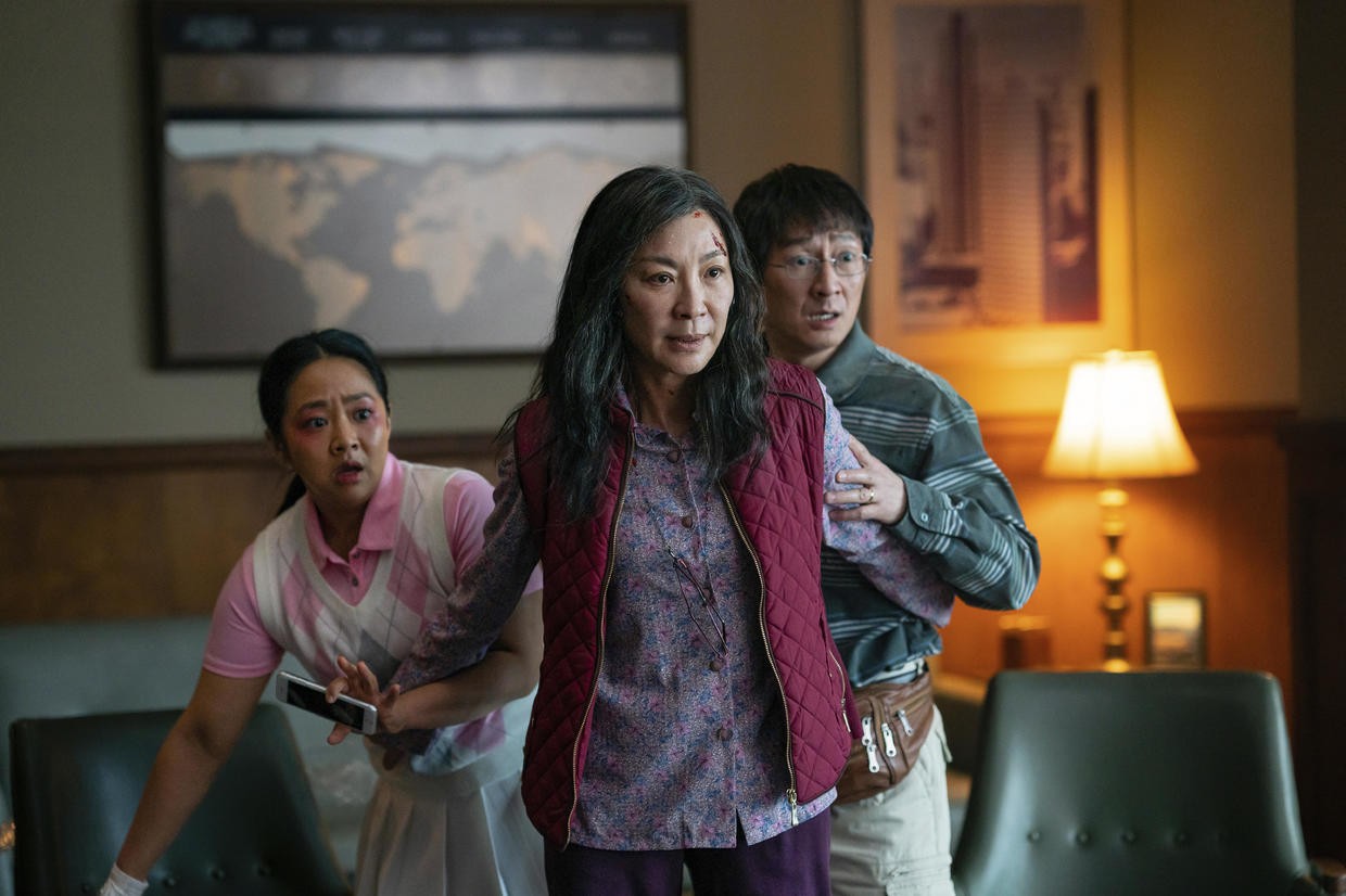 This image released by A24 Films shows, from left, Stephanie Hsu, Michelle Yeoh and Ke Huy Quan in a scene from, Những điều đầu tiên và đặc biệt tại Oscar 2023