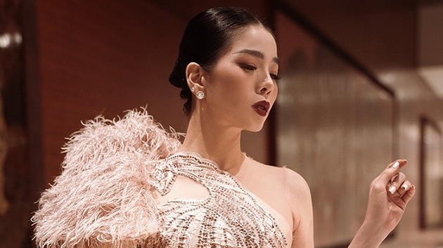 Ngắm Lệ Quyên đẹp sang trọng, khoe khéo đường cong quyến rũ trong những bộ đầm gợi cảm