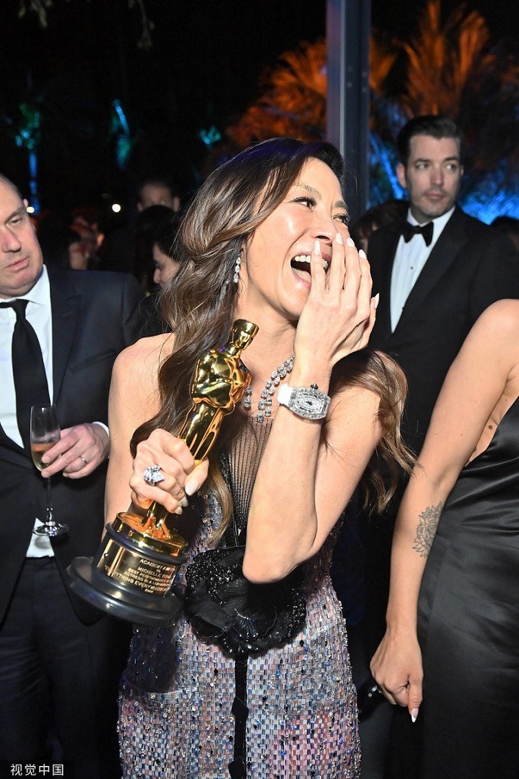 Dương Tử Quỳnh hân hoan khoe chiếc tượng vàng Oscar. Dương Tử Quỳnh hân hoan khoe chiếc tượng vàng Oscar.