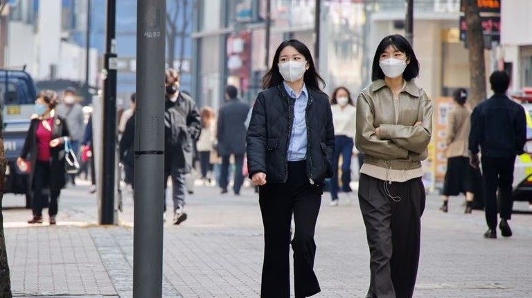 Ca mắc Covid-19 giảm, Hàn Quốc tiếp tục nới lỏng quy định đeo khẩu trang