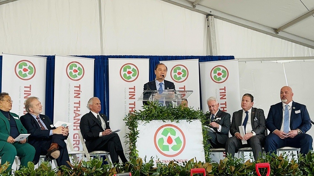 Đại sứ Nguyễn Quốc Dũng đã tham dự và phát biểu tại lễ khởi công nhà máy đắp lốp và tái chế lốp do Tập đoàn Tín Thành đầu tư xây dựng. Đại sứ Nguyễn Quốc Dũng đã tham dự và phát biểu tại lễ khởi công nhà máy đắp lốp và tái chế lốp do Tập đoàn Tín Thành đầu tư xây dựng.