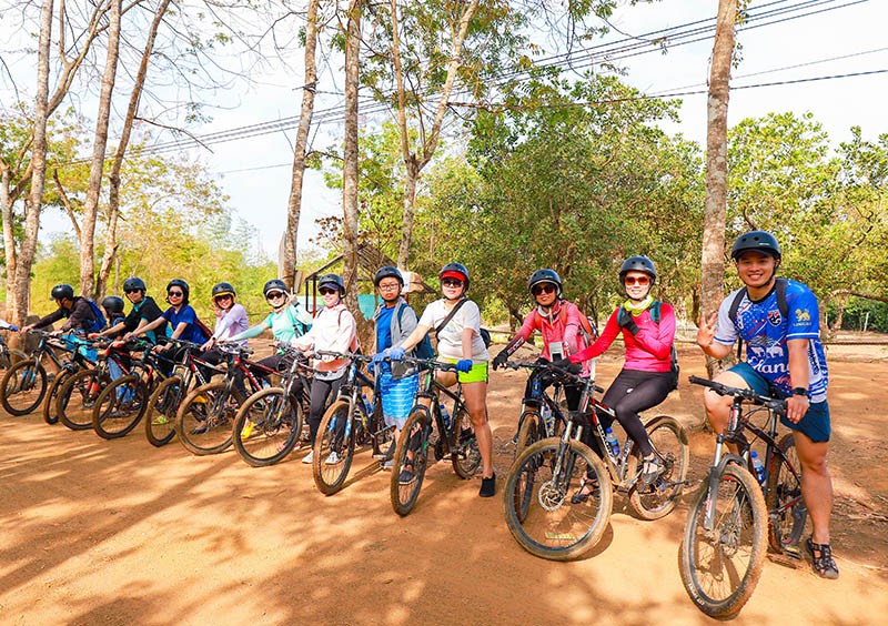 Du khách phấn khích với tour trải nghiệm đạp xe của Trung Nguyên Coffee Tour