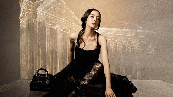 Địch Lệ Nhiệt Ba hóa mỹ nhân trên tạp chí, phục trang kết hợp cổ điển và hiện đại