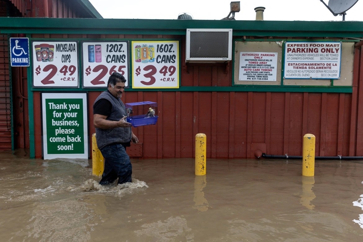 Lũ lụt tàn phá nghiêm trọng ở California Lũ lụt ở California gây ảnh hưởng đến cuộc sống của hơn 300.000 hộ dân