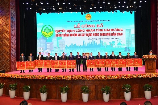 Đồng chí Trần Đức Thắng, Ủy viên Trung ương Đảng, Bí thư Tỉnh ủy và đồng chí Triệu Thế Hùng, Chủ tịch UBND tỉnh Hải Dương trao cờ thi đua cho các đơn vị xuất sắc.