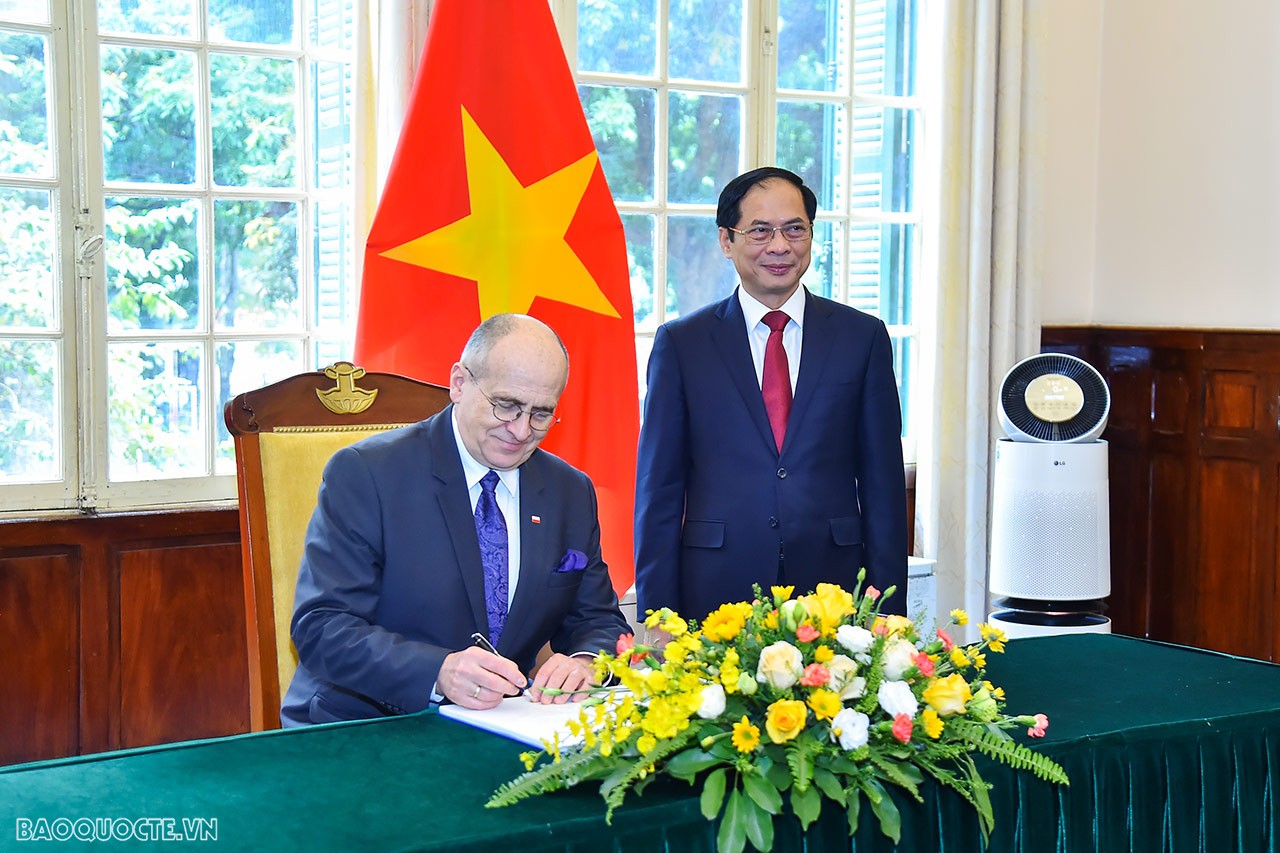 Bộ trưởng Ngoại giao Bùi Thanh Sơn đón, hội đàm với Bộ trưởng Ngoại giao Ba Lan Zbigniew Rau Bộ trưởng Ngoại giao Bùi Thanh Sơn đón, hội đàm với Bộ trưởng Ngoại giao Ba Lan Zbigniew Rau