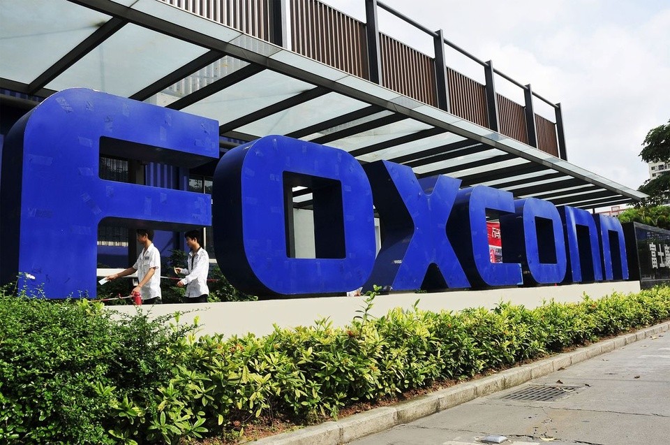 Logo Foxconn trước cơ sở tại Thâm Quyến (Trung Quốc). Ảnh: AP.