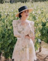 Hoa hậu Hà Kiều Anh diện váy thanh lịch dạo chơi, chụp ảnh, khám phá trang trại trồng nho