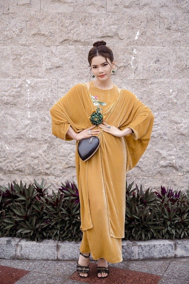 Ca sĩ Phạm Phương Thảo gây chú ý khi xuất hiện tại khai mạc Liên hoan Truyền hình toàn quốc lần thứ 42, tối 15/3 ở Hải Phòng. Cô được một người bạn thiết kế riêng cho bộ trang phục lấy cảm hứng từ áo yếm của phụ nữ xưa để tạo ấn tượng khi trong vai trò giám khảo mảng ca múa nhạc của chương trình.