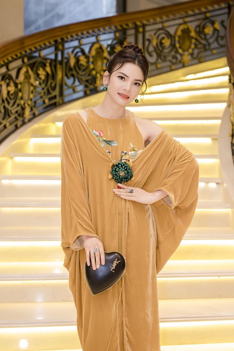 Ca sĩ Phạm Phương Thảo kết hợp hiệu quả trang phục chất liệu dân gian và túi hàng hiệu cao cấp