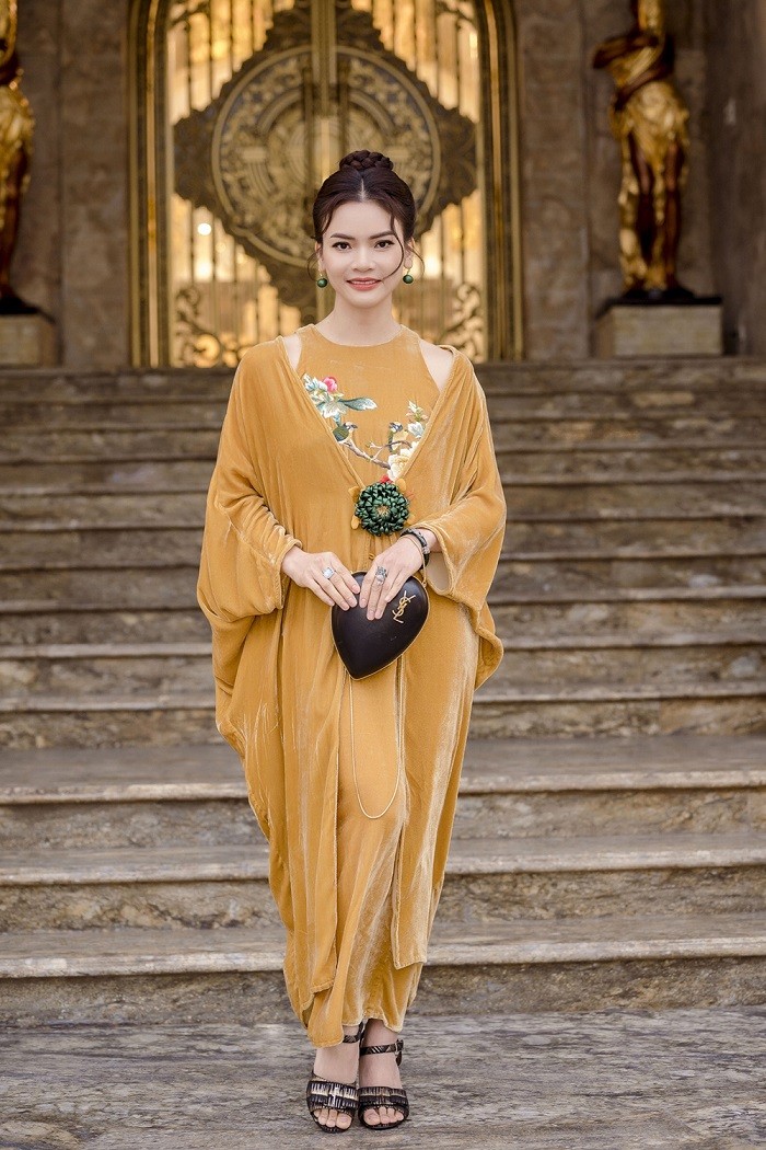 Ca sĩ Phạm Phương Thảo kết hợp hiệu quả trang phục chất liệu dân gian và túi hàng hiệu cao cấp
