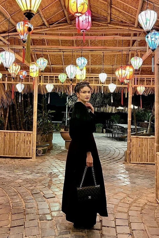 Ca sĩ Phạm Phương Thảo kết hợp hiệu quả trang phục truyền thống và túi hàng hiệu cao cấp