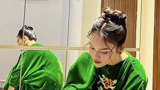 Ca sĩ Phạm Phương Thảo kết hợp hiệu quả trang phục truyền thống và túi hàng hiệu cao cấp