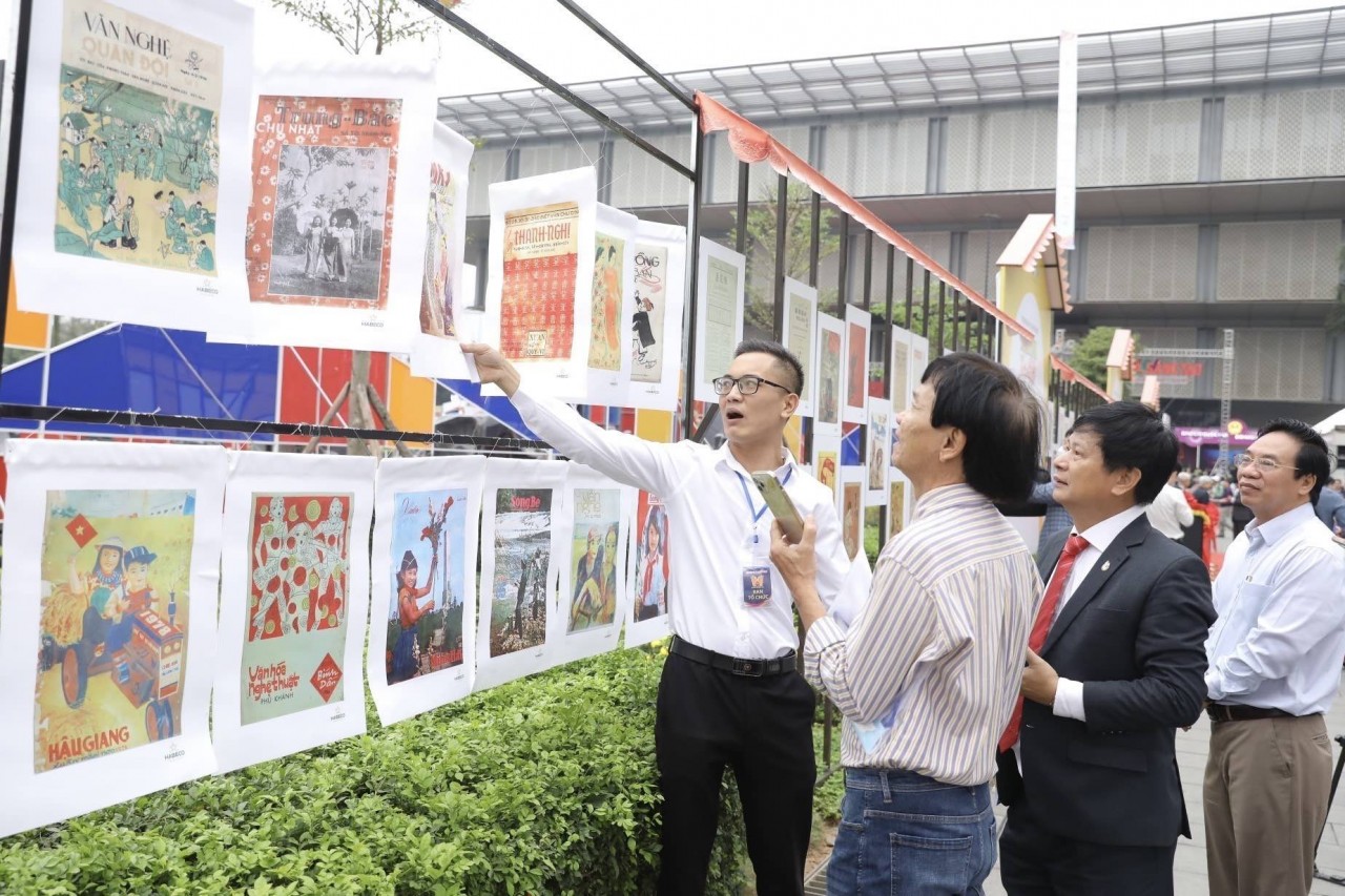 Trưng bày Xuân xưa trên báo Tết: Phong vị của Tết xưa hiển hiện rõ nét với nhiều điểm nhấn Trưng bày Xuân xưa trên báo Tết: Phong vị của Tết xưa hiển hiện rõ nét với nhiều điểm nhấn