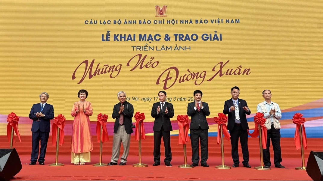 Triển lãm ảnh ‘Những nẻo đường Xuân’ bám sát hơi thở của cuộc sống