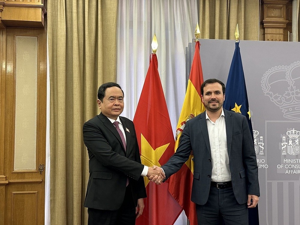 Phó Chủ tịch thường trực Quốc hội Trần Thanh Mẫn và Bộ trưởng Bộ Tiêu dùng Tây Ban Nha Alberto Garzon. (Nguồn: TTXVN)