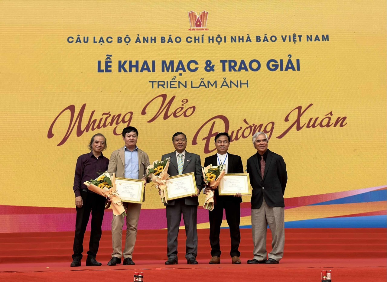 Triển lãm ảnh ‘Những nẻo đường Xuân’ bám sát hơi thở của cuộc sống