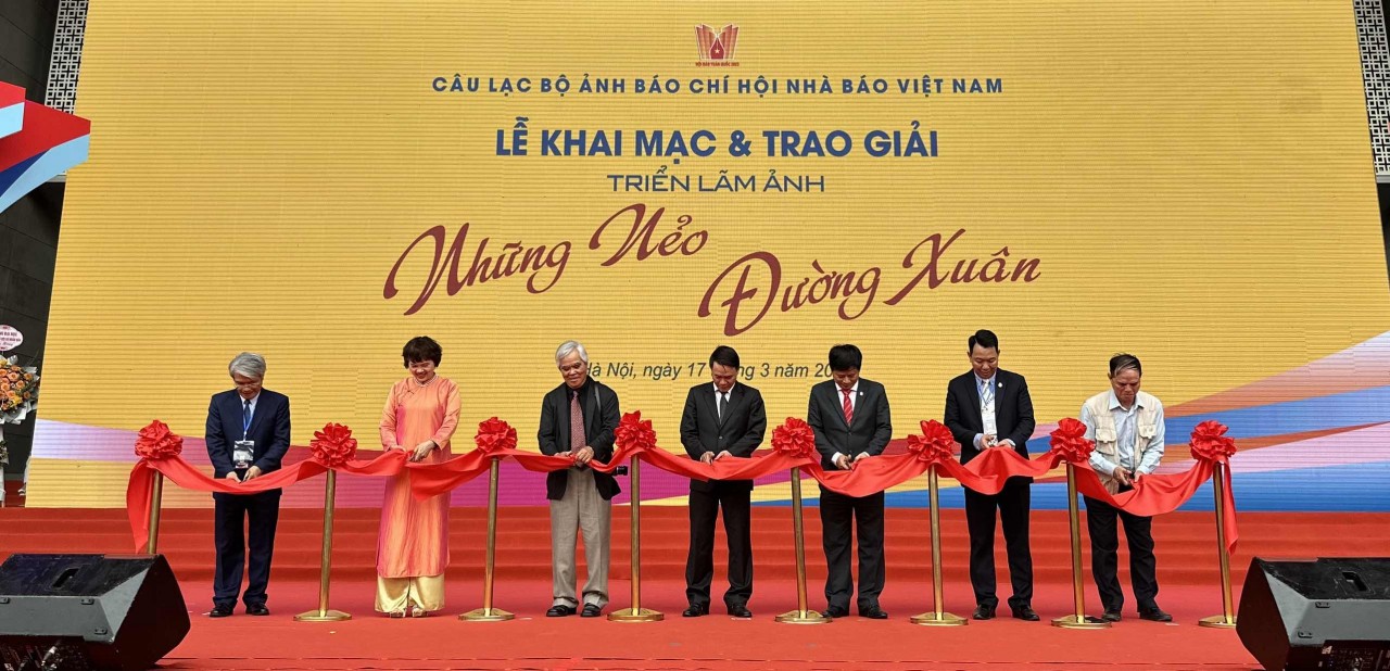 Triển lãm ảnh ‘Những nẻo đường Xuân’ bám sát hơi thở của cuộc sống