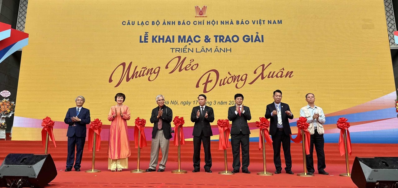 Triển lãm ảnh ‘Những nẻo đường Xuân’ bám sát hơi thở của cuộc sống