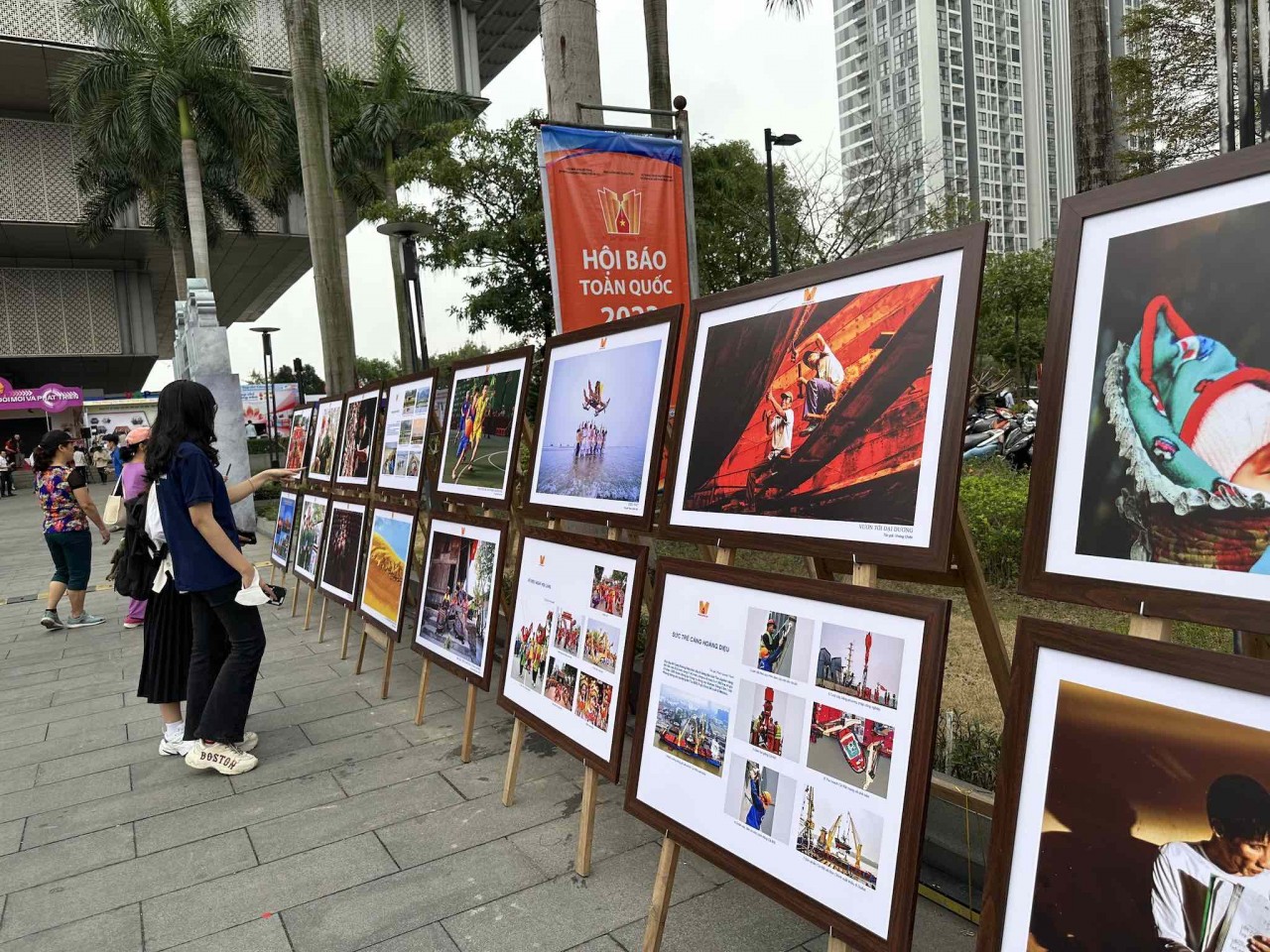 Triển lãm ảnh ‘Những nẻo đường Xuân’ bám sát hơi thở của cuộc sống