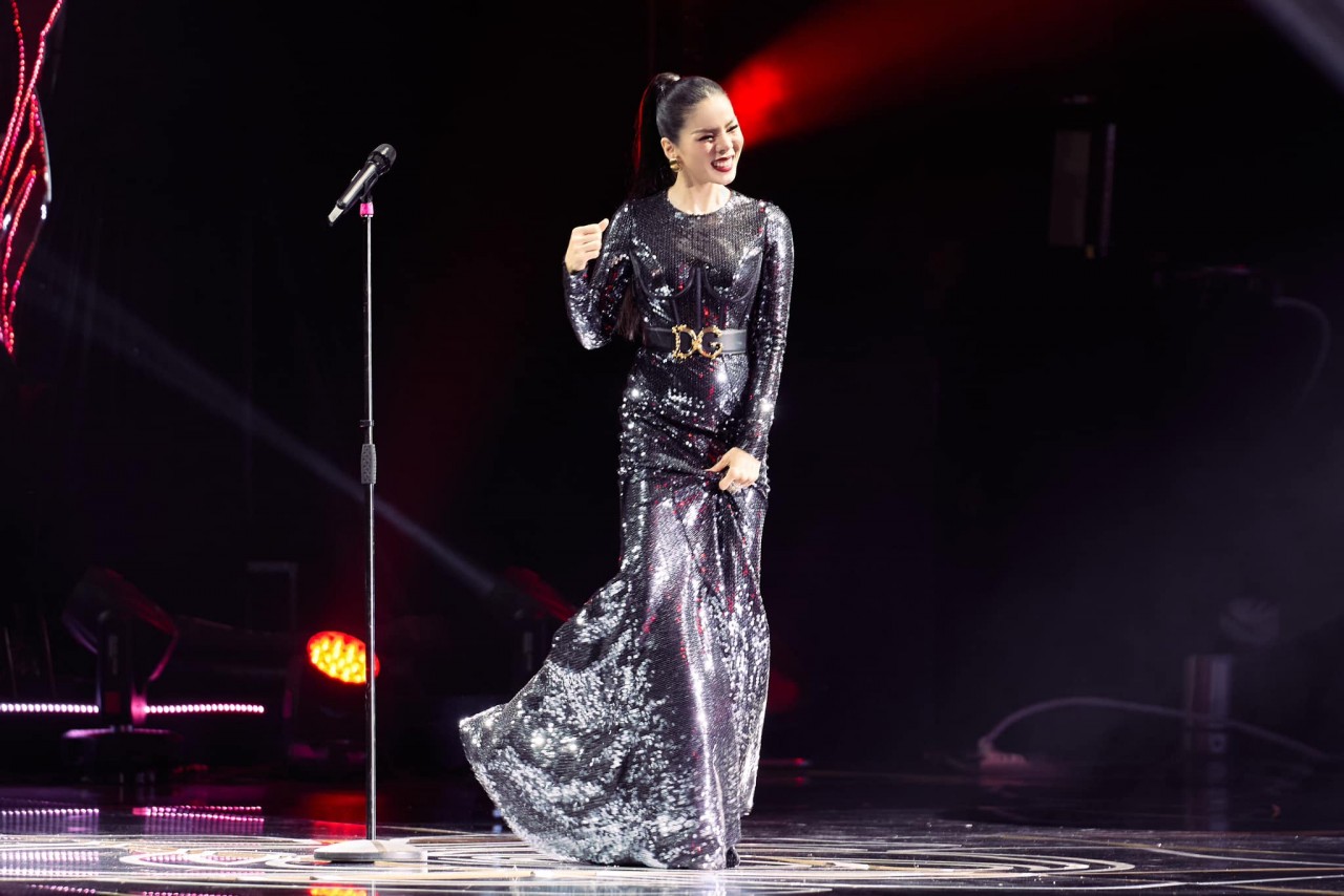 Ca sĩ Lệ Quyên khoe vóc dáng nuột nà