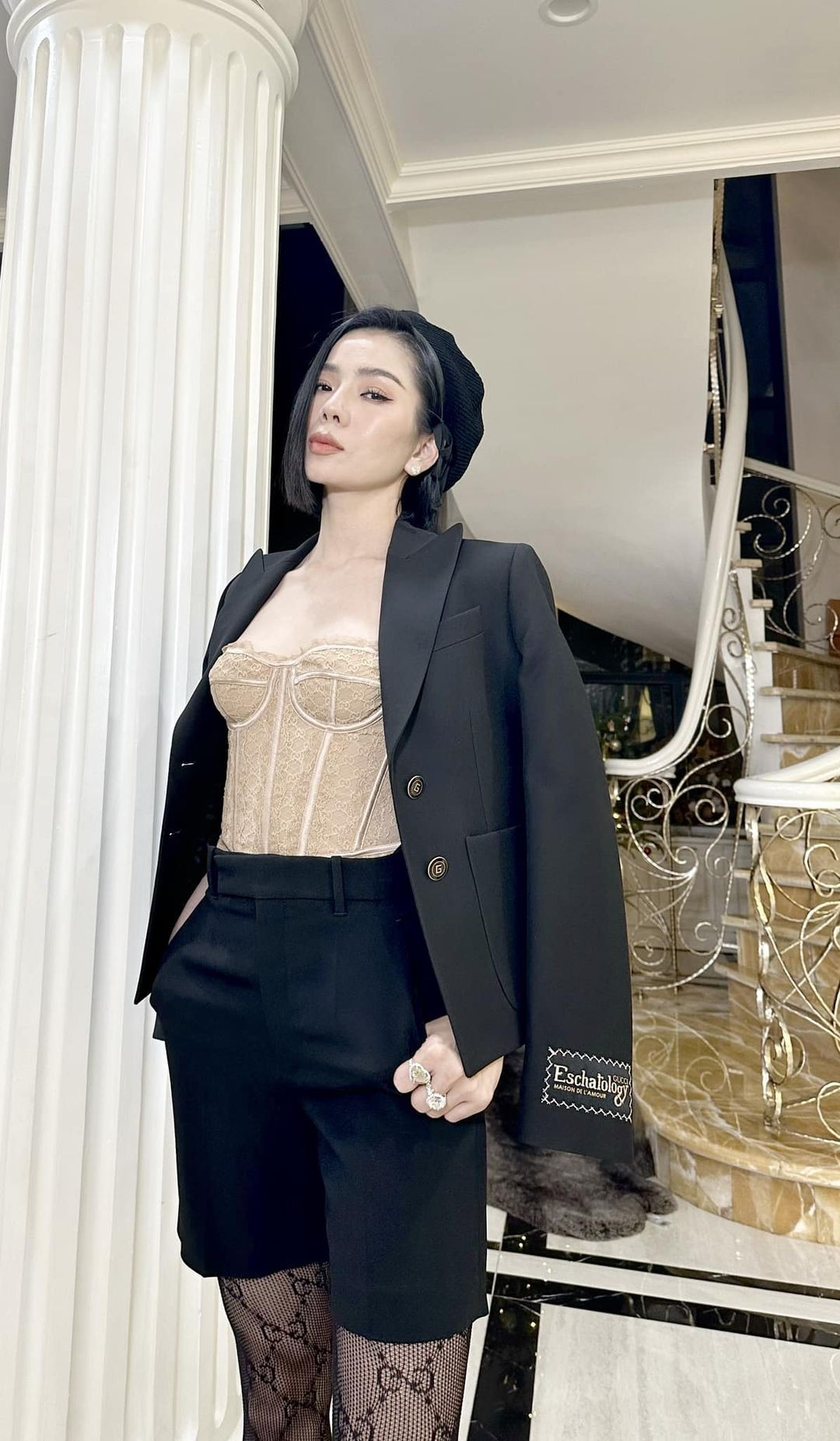 Ca sĩ Lệ Quyên khoe vóc dáng nuột nà