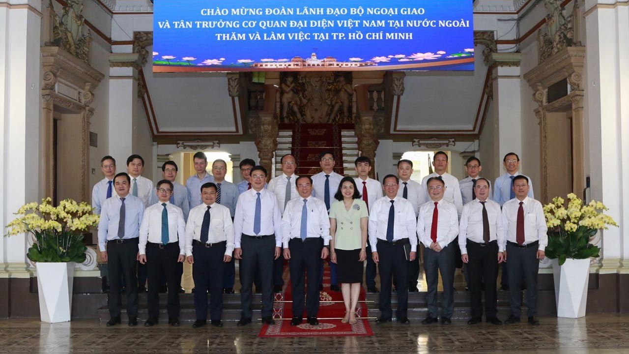 Đồng chí Nguyễn Văn Nên, Bí thư Thành ủy và đồng chí Phan Văn Mãi, Phó Bí thư Thành ủy, Chủ tịch TP Hồ Chí Minh tiếp Đoàn Trưởng Cơ quan đại diện Việt Nam tại nước ngoài nhiệm kỳ 2023-2026.