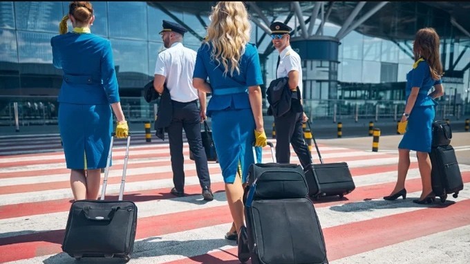 Bên trong vali của tiếp viên hàng không có những gì?