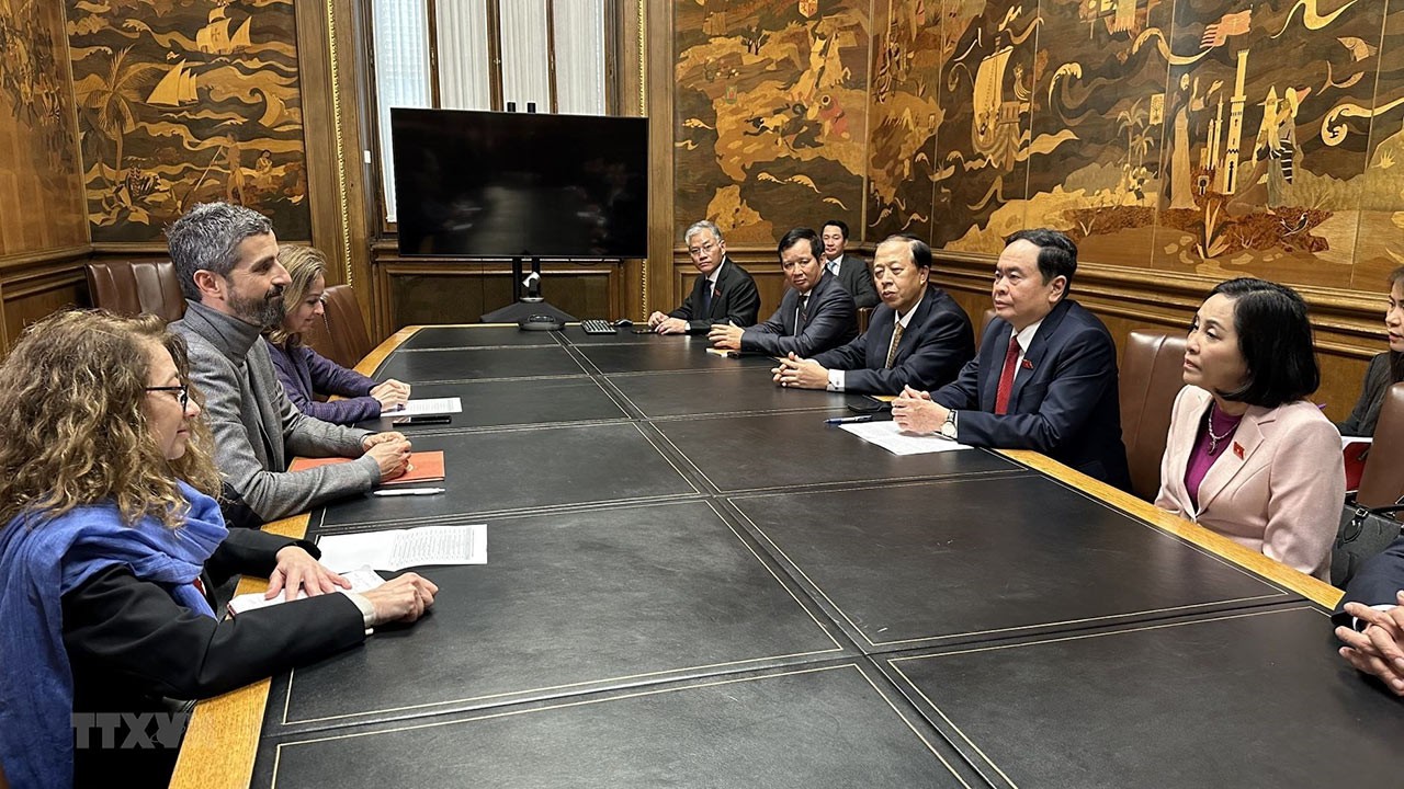 Phó Chủ tịch thường trực Quốc hội Trần Thanh Mẫn làm việc với ông Felip Roca Blasco, Tổng Thư ký phụ trách Hợp tác quốc tế của thành phố Barcelona. (Nguồn: TTXVN) Phó Chủ tịch thường trực Quốc hội Trần Thanh Mẫn làm việc với ông Felip Roca Blasco, Tổng Thư ký phụ trách Hợp tác quốc tế của thành phố Barcelona. (Nguồn: TTXVN)