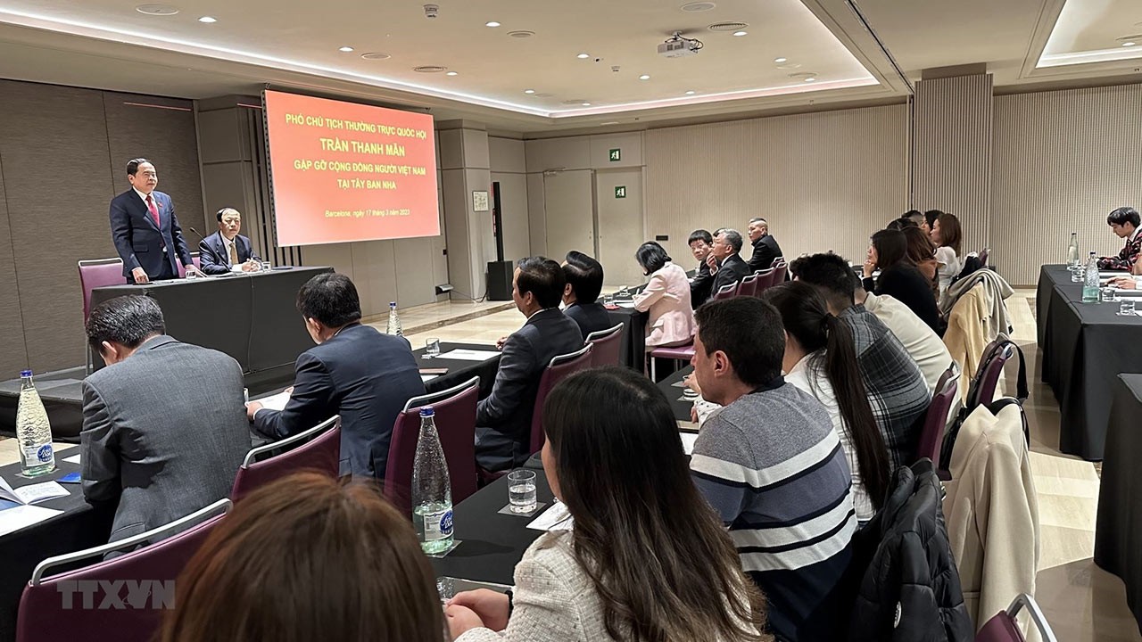 Phó Chủ tịch thường trực Quốc hội Trần Thanh Mẫn gặp mặt bà con cộng đồng người Việt tại Tây Ban Nha. (Nguồn: TTXVN) Phó Chủ tịch thường trực Quốc hội Trần Thanh Mẫn gặp mặt bà con cộng đồng người Việt tại Tây Ban Nha. (Nguồn: TTXVN)