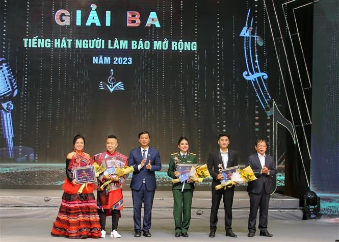Trao giải Ba cho các thí sinh đạt giải.(Nguồn: TTXVN)