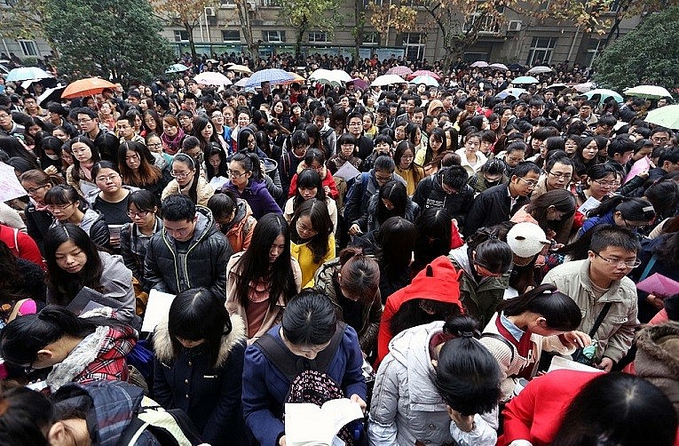 Tỷ lệ chọi cao ngất, cuộc chiến 'bát cơm sắt' tại Trung Quốc vẫn chưa từng hạ nhiệt