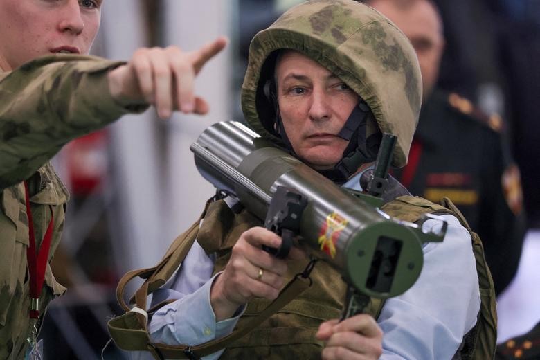 Ảnh ấn tượng tuần (13-19/3): Lính Ukraine bắn lựu pháo huyền thoại D-30, Tổng thống Nga Putin bất ngờ thị sát Mariupol, lời cầu hôn ở Donetsk