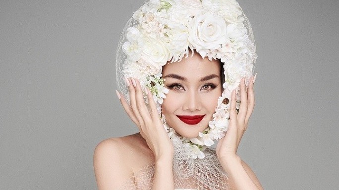 Siêu mẫu Thanh Hằng đẹp sắc nét với trang phục đen-trắng huyền diệu