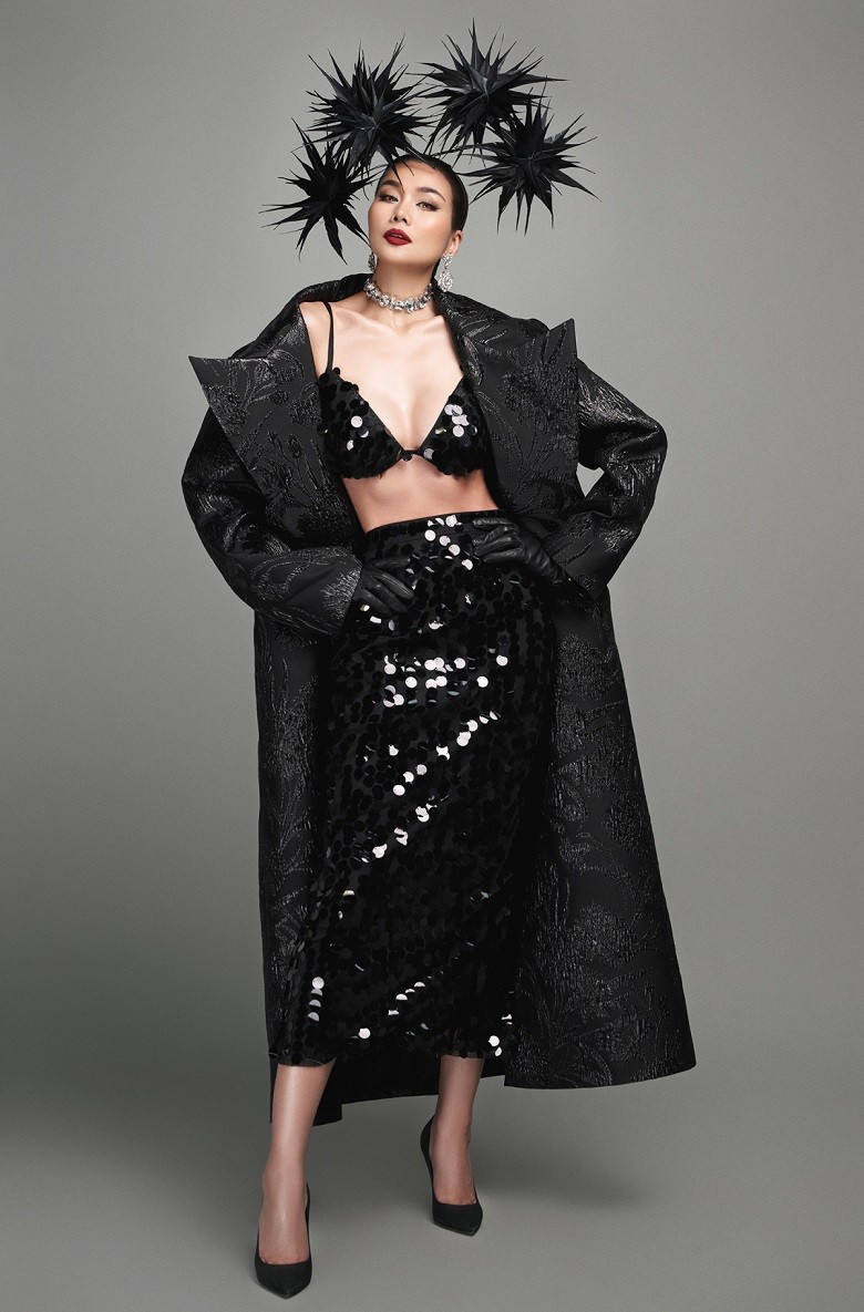 Siêu mẫu Thanh Hằng khoe body gợi cảm khi mặc bra top quyến rũ đính kết kim sa, kết hợp áo khoác dáng dài vải gấm.