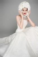 Siêu mẫu Thanh Hằng đẹp sắc nét với trang phục đen-trắng huyền diệu