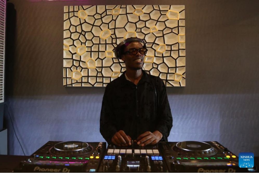 Nghệ sĩ trẻ người Tanzania biểu diễn trên đỉnh núi Kilimanjaro để quảng bá du lịch Nghệ sĩ trẻ người Tanzania biểu diễn trên đỉnh núi Kilimanjaro để quảng bá du lịch